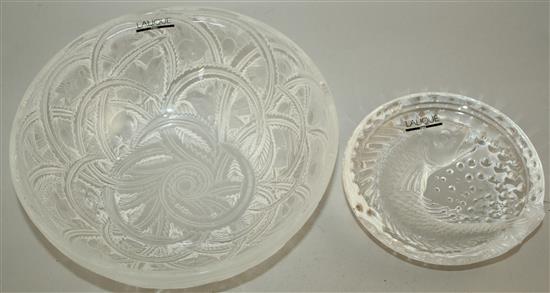 A Lalique Pinsons pattern bowl and a Concarneau carp decorated ashtray, post-war, diam. 23.5cm and 15.5cm, bowl with box